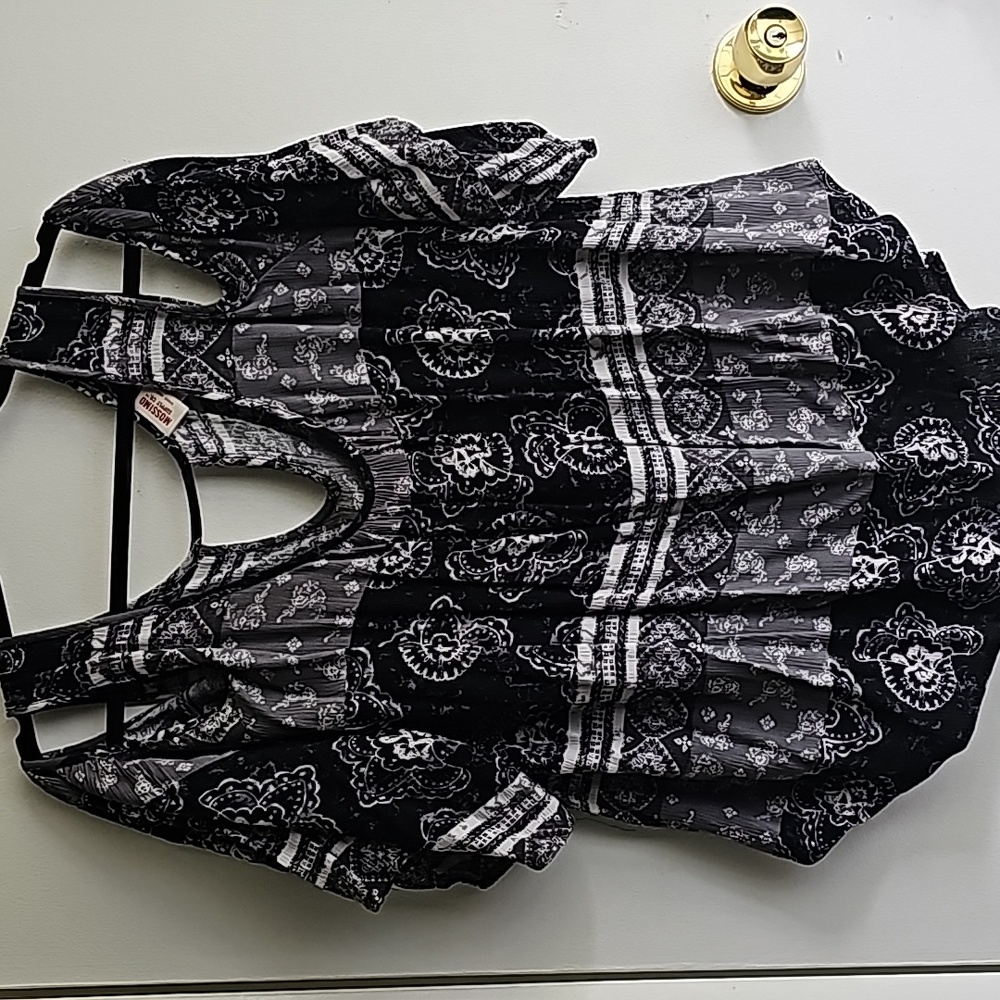 🟡Mossimo Supply Co. Cold Shoulder Top (XXL, Black/Gray)